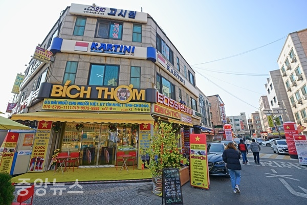 안산시다문화마을특구_베트남 식당과 상점이 모여있는 골목 (사진=한국관광공사 제공)