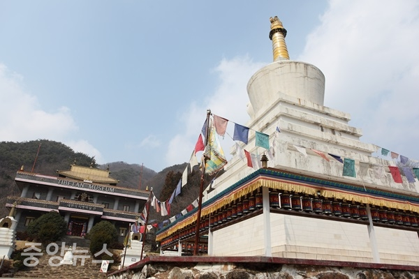 티베트 불탑인 수미광명탑과 대원사티벳박물관 (사진=한국관광공사 제공)