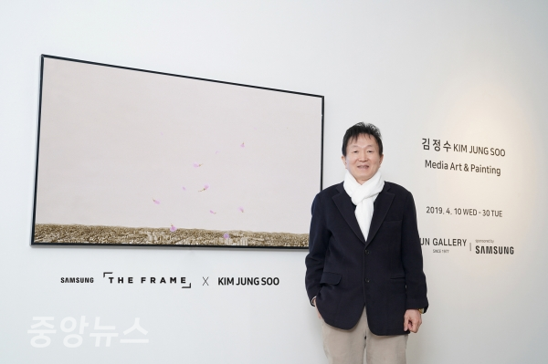'진달래 작가'로 유명한 김정수 작가가 삼성 '더 프레임'에 전시된 '진달래-축복' 미디어 아트를 소개하고 있다. (사진=삼성전자 제공)