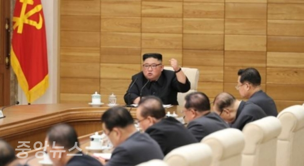 김정은 위원장은 9일 정치국 확대회의를 주재했다. (사진=연합뉴스 제공)