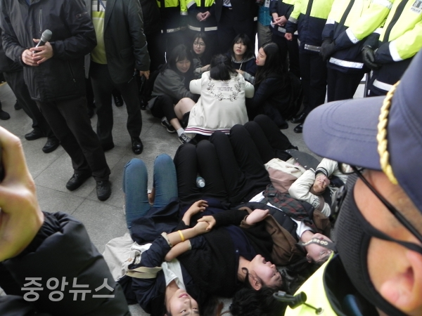 의원회관 정문 앞에 스크럼을 짜고 드러누워 있는 한대련 회원들. (사진=박효영 기자)