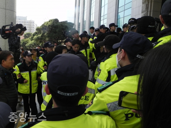 여성 시위자를 남성 경찰이 진압할 수 없으니 여성 경찰이 출동했다. (사진=박효영 기자)