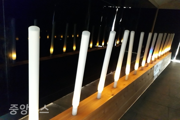 흰봉은 아이를 만질 수 없는 부모의 마음과 촛불이 확장되는 모습을 추상화했다(사진=신현지 기자)