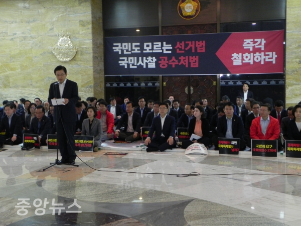 황교안 대표와 나경원 원내대표를 비롯 한국당 의원들은 이날 아침부터 국회 로텐더홀에서 비상 의총을 열었다. (사진=박효영 기자)