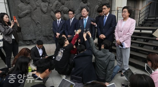 성모 병원 앞에서 입장 발표하고 있는 바른정당계 의원들. (사진=연합뉴스 제공)