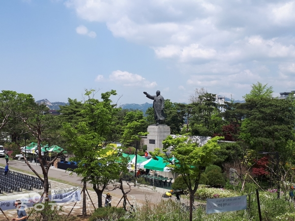 남산 백범 광장.