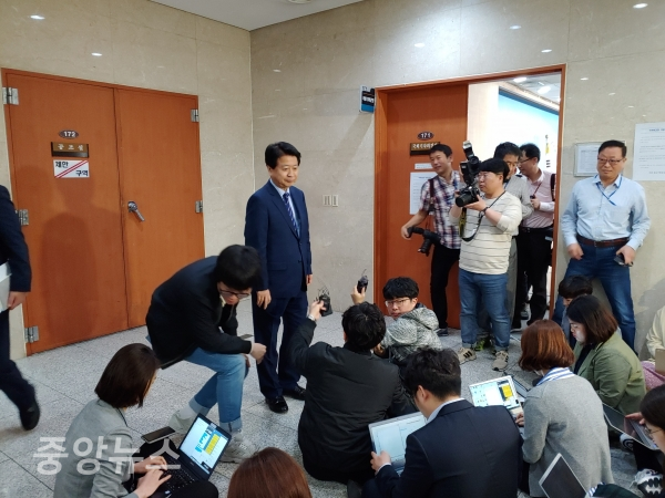 기자들과 20분 가량 질의응답을 진행한 노 의원. (사진=박효영 기자)