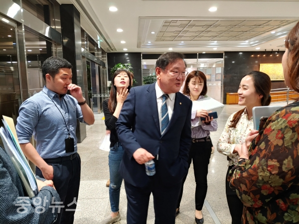 기자들과 가벼운 환담을 나눈 김 의원. (사진=박효영 기자)