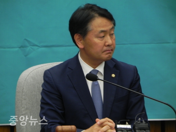 김관영 원내대표가 시대적 과업으로서 선거제도 개혁을 위한 패스트트랙을 완료한 뒤 사퇴하게 됐다. (사진=박효영 기자)