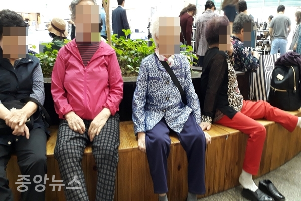 집 인근의 백화점 내에서 무료함을 달래는 노인들 (사진=신현지 기자)