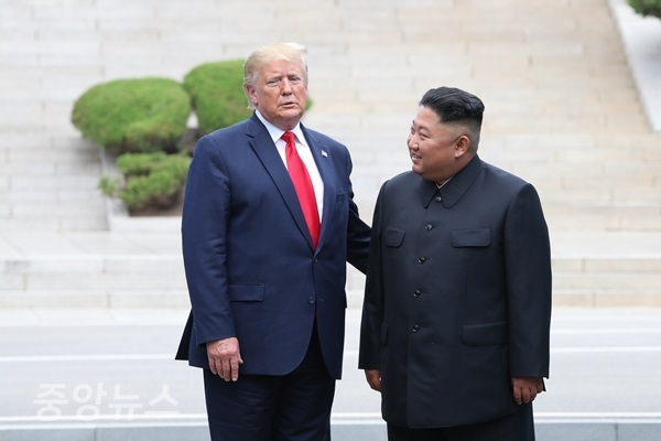 도널드 트럼프 미국 대통령과 북한 김정은 국무위원장이 30일 오후 판문점 군사분계선에서 만나 대화하고 있다. (사진=연합뉴스 제공)