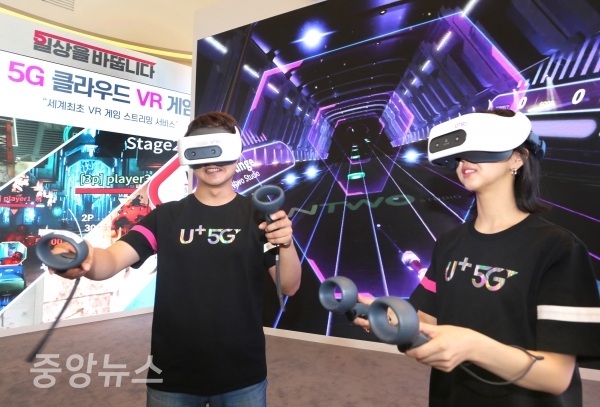 LG유플러스 직원들이 전용 HMD를 쓰고 5G 클라우드 VR게임을 즐기고 있다. (사진=LG유플러스 제공)
