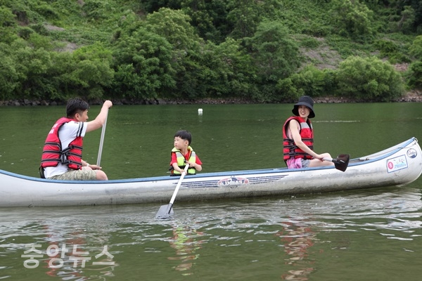 온 가족이 함께 즐거운 카누 체험 (사진=한국관광공사 제공)