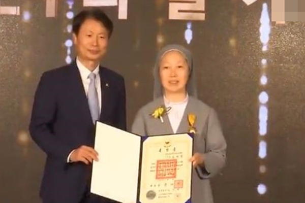 제 8회 세계 인구의날 행사에 김영렬  수녀가 국민훈장을 수상했다(사진=MBC 방송 캡처)