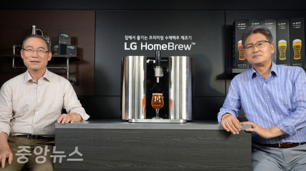 송대현(왼쪽) LG전자 H&A사업본부장 사장과 김정태 LG전자 한국B2C그룹장 전무가  세계 첫 캡슐형 수제맥주제조기 'LG 홈브루(LG HomeBrew)'를 소개하고 있다. (사진=LG전자 제공)