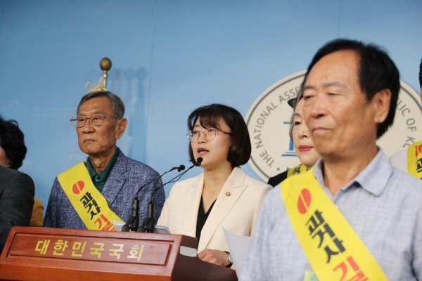 추혜선 의원(가운데)16일 국회 정론관에서 한국전쟁전후민간인피학살자 전국유족회 기자회견을 하고 있는 모습.