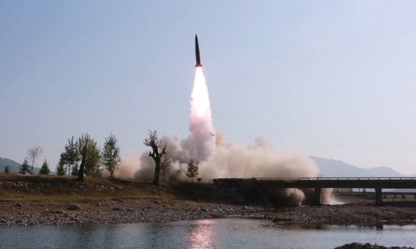 북한이 오늘(6일)새벽에 다시 미상의 발사체를 발사했다.
