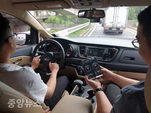 LG유플러스 직원이 강변북로에서 자동차로 이동하면서 5G 속도품질을 테스트하고 있다. (사진=LG유플러스 제공)