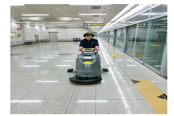 습식청소기를 이용해 바닥을 청소하고 있다(사진=서울교통공사 제공)