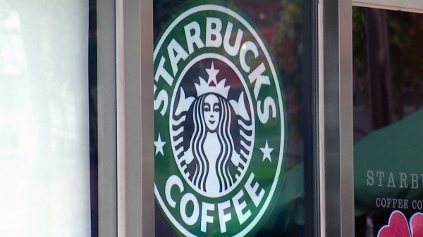 국내 커피전문점 업계 1위 스타벅스가 일본 관련 제품 발주 중단을 검토하고 있는 것으로 알려졌다.