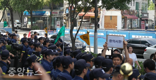 차헌호 노조 지회장이 주한일본대사관에 항의서한을 전달하려 했으나 경찰에 막혔다. (사진=우정호 기자)
