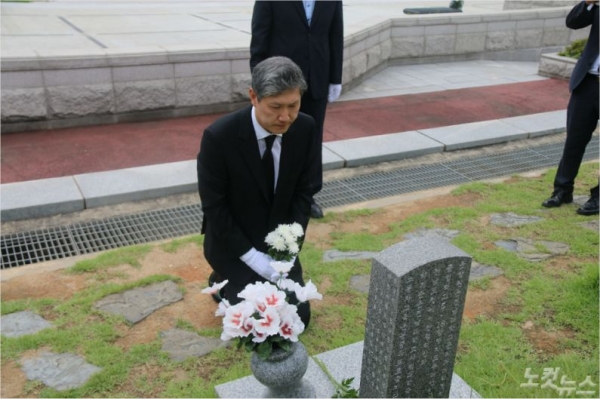 노태우 전 대통령의 장남인 재헌(54)씨가 지난 23일 광주 국립 5·18민주묘지를 찾아 희생자 영령에게 참배했다.