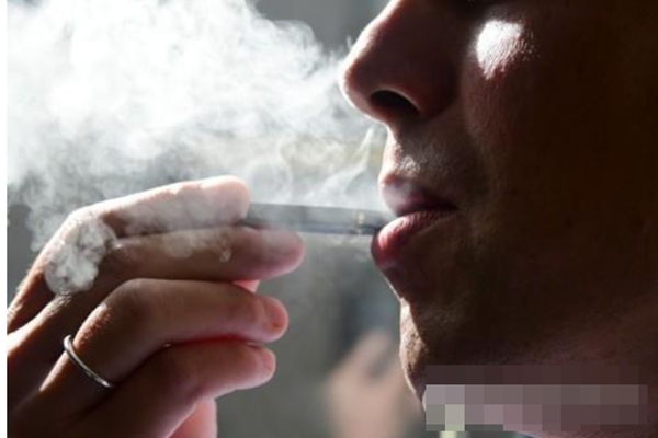 보건복지부는 액상형 전자담배 사용을 자제할 것을 권고했다 (사진=연합뉴스 제공)