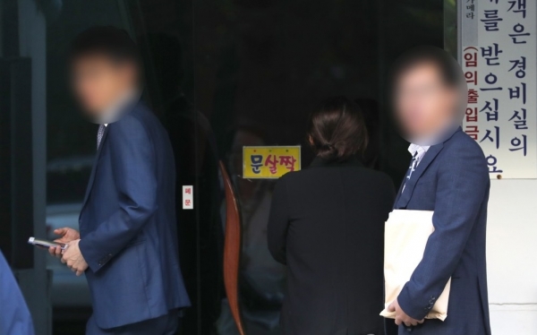 검찰이 23일 오전 서울 서초구 방배동 조국 법무부 장관의 자택을 압수수색 중이다.