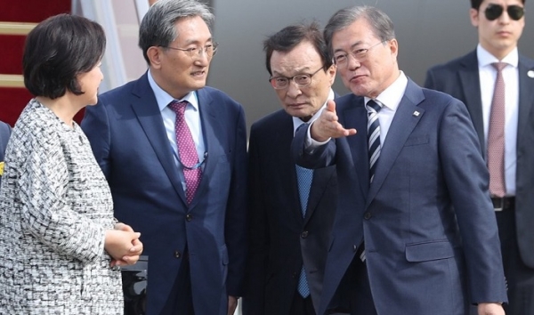 문재인 대통령이 3박5일간의 유엔총회와 미국 방문 일정을 마치고 26일 오후 서울 공항을 통해 귀국했다.