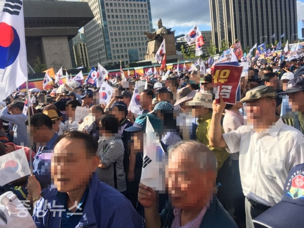 보수를 표방하는 단체와 지지자들이 3일 광화문 광장 세종대왕 상 앞을 둘러싸고 집회에 참여하고 있다. (사진=우정호 기자)