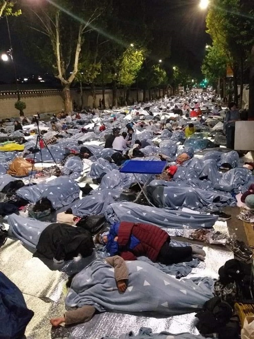 3일 광화문에서 열린 ‘문재인 하야 범국민투쟁 대회’ 에 참여한 보수단체 참가자들이 밤을 세워 농성을 벌이며 거리에서 잠들어 있다.