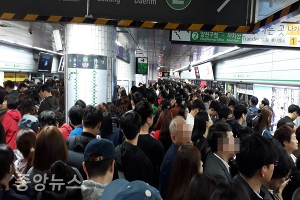 10일 아침, 2호선 지하철 지연으로 신도림역은 출근길 혼란이 빚어졌다(사진=신현지 기자)