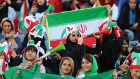 이란 여성들이 38년 만에 축구경기장에 입장하는 기쁨을 누렸다.