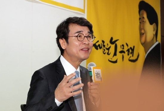 유시민 노무현재단 이사장이 한 패널의 KBS기자 성희롱 발언과 관련해 “해당 기자분과  시청자들에게 사과했다.