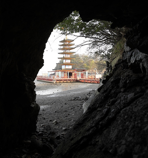 조구널섬 동굴에서 바라본 부상탑(浮上塔) (사진=정기영 기자)