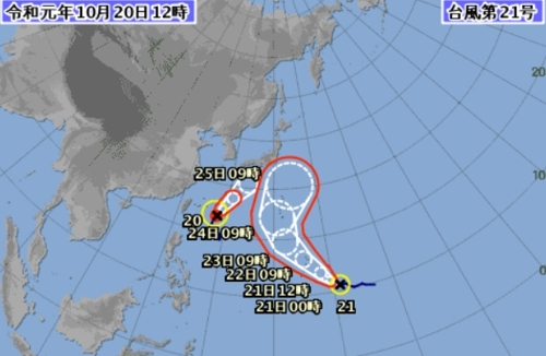 제20호 태풍 '너구리'와 제21호 태풍 '부알로이'가 연이어 일본을 향해 접근하고 있다.