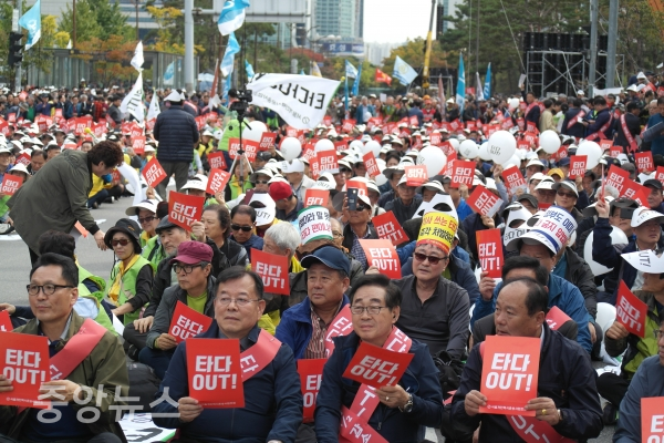 일 오후 서울 여의도 국회 앞 의사당대로에서 서울 택시 기사들이 모빌리티 서비스 ‘타다’를 규탄하는 집회 ‘택시대동제’에서 피켓 시위에 나섰다. (사진=우정호 기자)