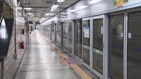 서울 지하철 4호선 안에서 한 중년 남성이 20대 남성들에게 흉기(도끼)를 휘두르고 달아나 경찰이 수사에 나섰다.