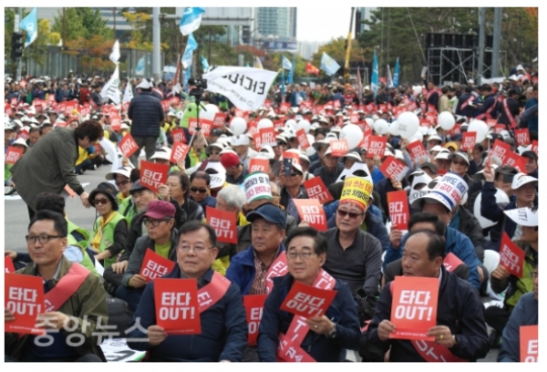 지난 23일서울 여의도 국회 앞 의사당대로에서 서울 택시 기사들이 모빌리티 서비스 ‘타다’를 규탄하는 집회 ‘택시대동제’에서 피켓 시위에 나섰다. (사진=우정호 기자)