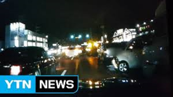 오늘 오전 9시 5분 쯤, 경기도 의정부시 장암역삼거리 인근 서울 방면 도로에서 레미콘·대형트럭 등 교통사고가 발생했다.
