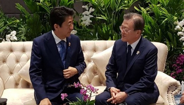 문 대통령은 4일 오전(현지시간) 아세안+3 정상회의가 열린 노보텔 방콕 임팩트의 정상 대기장에서 아베 총리와 단독 환담을 했다.