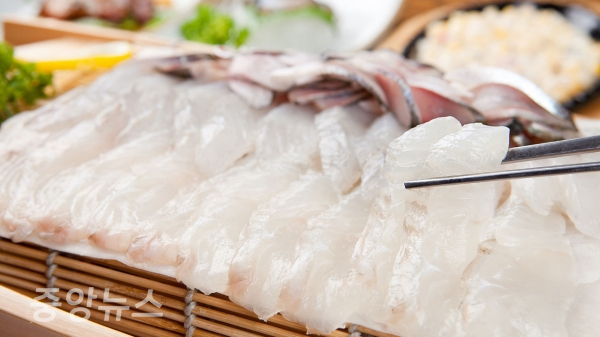 생선회 소비자 가격이 13년 8개월 만에 가장 큰 폭으로 떨어졌다.
