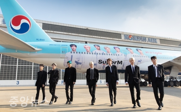 대한항공은 11월 6일(수) 서울 강서구 공항동 소재 대한항공 본사에서 에스엠엔터테인먼트(SM Entertainment) 소속 아티스트인 슈퍼엠(SuperM)을 글로벌 앰배서더(Global Ambassador)로 위촉하고 슈퍼엠 멤버들의 모습을 래핑한 보잉 777-300ER 항공기 1대도 함께 공개했다. (사진=대한항공 제공)