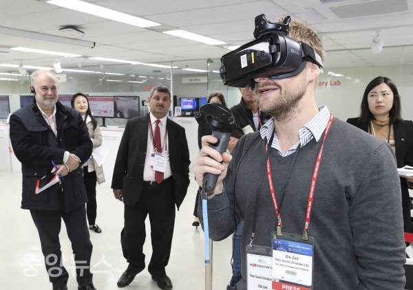 KT 5G 팸투어에 참석한 외신 기자가 `5G 오픈랩’에서 5G망을 기반으로 한 완전 무선 VR 게임인 KT 스페셜포스 VR를 체험하고 있다. (사진=KT 제공)