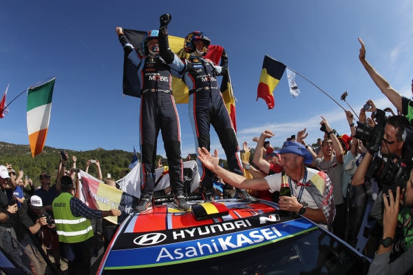 현대 월드랠리팀이 지난달 열린 WRC 스페인 랠리에서 사실상 우승을 확정 짓고 환호하고 있다.(사진= 현대자동차 제공)