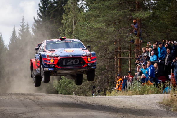현대자동차는 2019 WRC에서 참가 6년 만에 제조사 부문 종합 우승을 차지했다고 13일밝혔다. WRC는 서킷을 달리는 일반 자동차 경기와는 달리 포장과 비포장 도로를 가리지 않고 일반 도로에서 경기가 펼쳐지는 것이 특징이다.(사진=현대자동차)