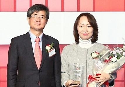김기화 한국맥도날드 상무(오른쪽)가 ’2019올해의 일자리 대상’을 수상하고 있다. (사진=맥도날드 제공)