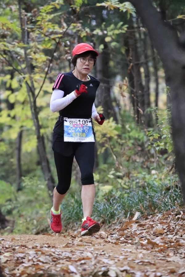 8km 여성부 1위 하연화,선수 59분 기록으로 달리고 있다(사진=정기영 기자)