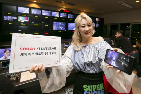 ‘KT Live Stage’에 출연한 가수 조하(JoHa)가 Seezn(시즌)을 통한 5G 생중계 모습을 소개하고 있다. (사진=KT 제공)