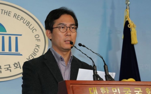 포천·가평 출신으로 3선 의원인 김영우 자유한국당 의원이 4일 오전 국회 정론관에서 기자회견을 열고 "우리 스스로 깨부수고 큰 그릇 만드는 용기필요"하다며 21대 국회의원 선거에 불출마 의사를 밝혔다.